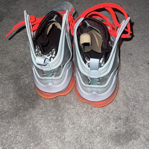 LeBron James 19 fast food - Picture 4 of 4